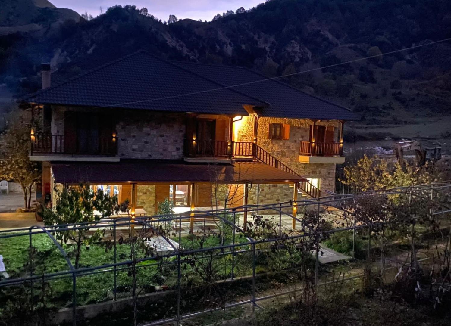 Bujtina Hader Xhebro Hostel Tepelene Bagian luar foto