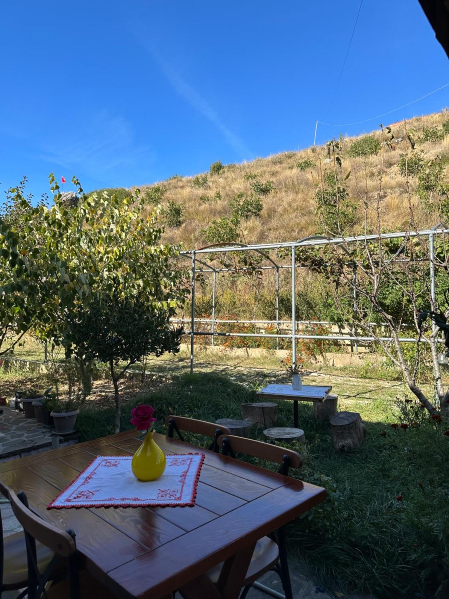 Bujtina Hader Xhebro Hostel Tepelene Bagian luar foto